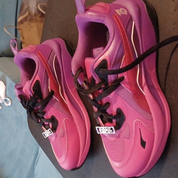 Sneakers - Picture 2 of 3